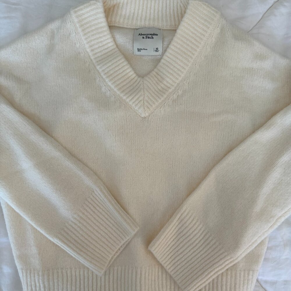 NWOT Abercrombie V neck sweater XS
